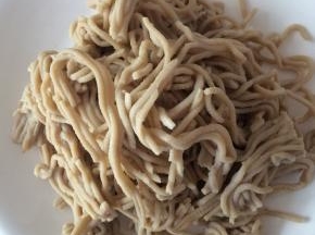熟莜面，撕成小条。