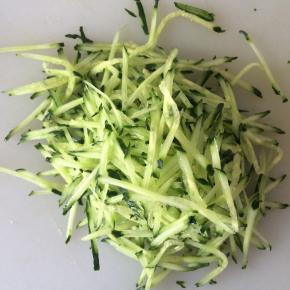 黄瓜用擦丝器擦成细丝。