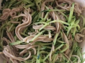 将黄瓜丝、莜面丝放在一起，拌匀。