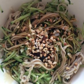 加入蚝油、盐、香油、花生碎、辣椒油、蒜末、醋。