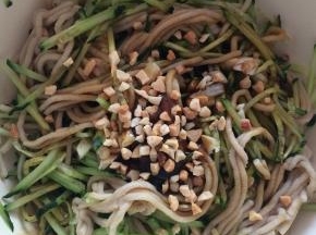 加入蚝油、盐、香油、花生碎、辣椒油、蒜末、醋。