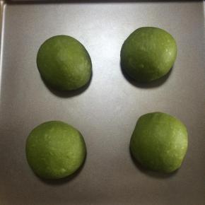 取出分三或四份，滚圆，静置15分钟左右