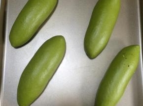 全部卷好后，放入烤箱进行第二次发酵，发酵时放一杯热水在烤箱里