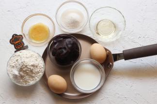 准备好以上食材「一定要用不沾锅喔！」