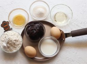 准备好以上食材「一定要用不沾锅喔！」