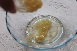 把玉米油，牛奶，蜂蜜混合。