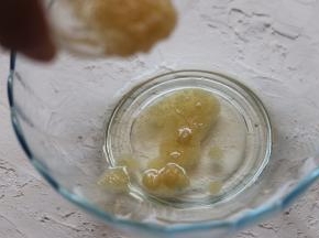 把玉米油，牛奶，蜂蜜混合。