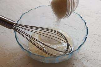 加入白砂糖搅拌均匀。