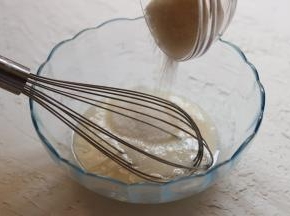 加入白砂糖搅拌均匀。