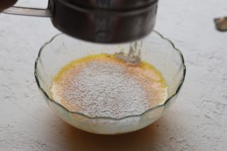 筛入低粉和泡打粉。