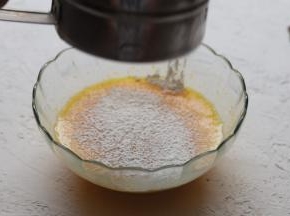 筛入低粉和泡打粉。