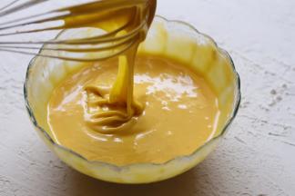 搅拌成光滑丝绸般得蛋黄糊。放入冰箱冷藏半小时左右！