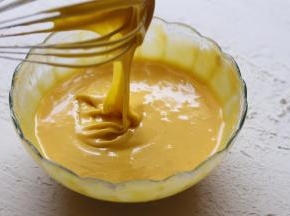 搅拌成光滑丝绸般得蛋黄糊。放入冰箱冷藏半小时左右！