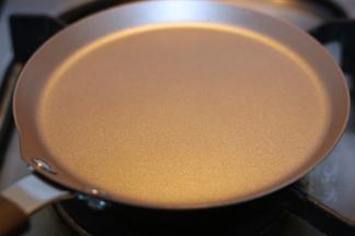 学厨6寸不沾煎锅小火加热，无需放油.