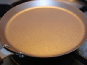 学厨6寸不沾煎锅小火加热，无需放油.