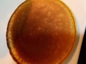 我用的是液化气最小火，煎第一面不到两分钟即可，翻至第二面煎至一分钟不到就可以了，液化气比电池炉上热温度更快，所以时间相对会短一些，每次煎完一块，用微湿的干净抹布抹一次锅，使其微微降温，以保证第二块上热会均匀。