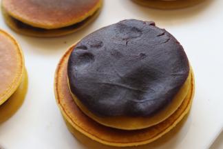 煎好所以饼皮后加入豆沙馅，盖上另一片就可以食用了！