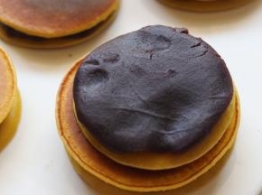 煎好所以饼皮后加入豆沙馅，盖上另一片就可以食用了！