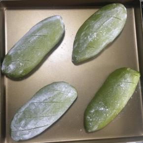 发至两倍大取出，洒粉，割包，烤箱210度预热