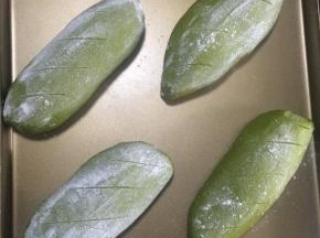 发至两倍大取出，洒粉，割包，烤箱210度预热