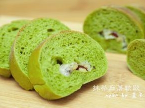 取出，放冷却架上放凉，切开，组织还是不错的，就是第一次做，馅有些少