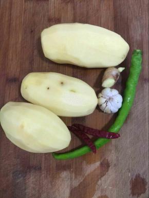 准备好所需的食材：
尖椒一个，蒜头一个，生姜一块，土豆三个削皮洗干净，备用！

