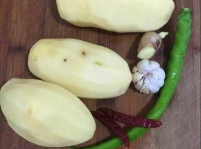 准备好所需的食材：
尖椒一个，蒜头一个，生姜一块，土豆三个削皮洗干净，备用！

