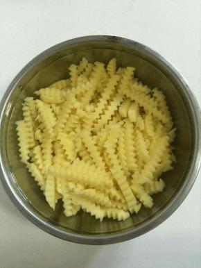 切好的土豆条放在清水中冲洗三到四遍，洗去土豆里面多余淀粉！
