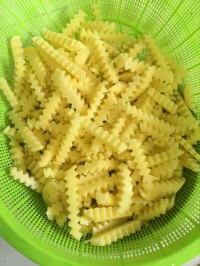 把土豆条捞起来，沥干水分备用！（千万记得要把水分沥干哦，要不然放进油锅炸的时候会溅油的哦！）


