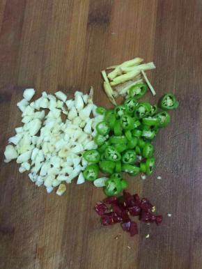 把蒜瓣剥皮剁碎，尖椒切成圈，生姜切成丝，干辣椒切成段儿备用！

