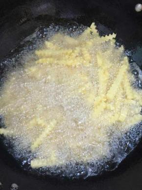 边炸边用筷子翻动，使土豆条受热均匀，以免炸糊了！
