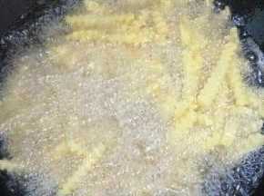 边炸边用筷子翻动，使土豆条受热均匀，以免炸糊了！
