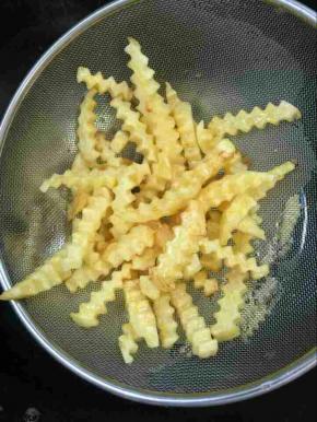 土豆条炸至金黄色，表皮发硬就可以了！
