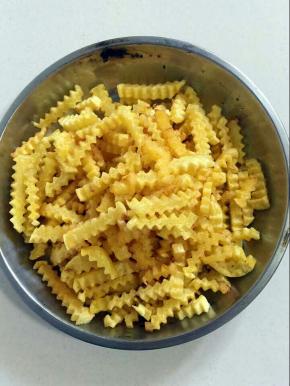 炸好的土豆条捞出沥干油份备用！
