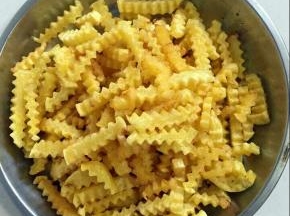 炸好的土豆条捞出沥干油份备用！

