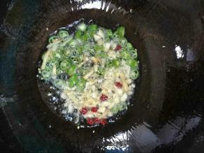 锅烧热倒入适量的油，放入蒜瓣，生姜，尖椒圈，干辣椒爆香！


