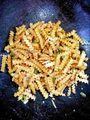 起锅前加入适量的孜然粉和鸡精调味即可！（喜欢吃辣椒的还可以放一点辣椒粉，我家宝宝不敢吃太辣，就没有放！）
