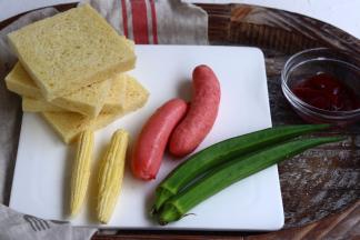 准备好所需食材,土司片切去边缘部分.