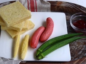 准备好所需食材,土司片切去边缘部分.