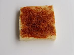 在两片土司片上摸上辣椒酱.