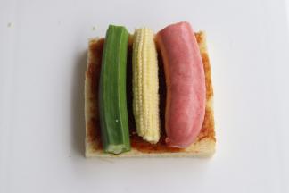 交替摆放上秋葵,玉米笋,热狗