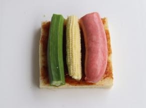 交替摆放上秋葵,玉米笋,热狗