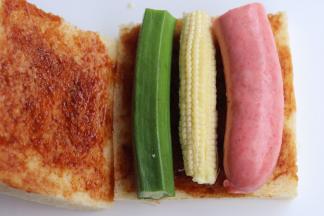 另一片面包片抹上少许辣椒粉,