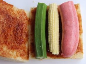 另一片面包片抹上少许辣椒粉,