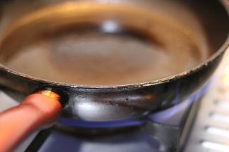 平底锅倒入橄榄油大火加热转小火.