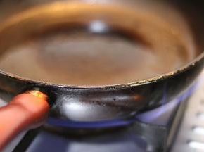 平底锅倒入橄榄油大火加热转小火.