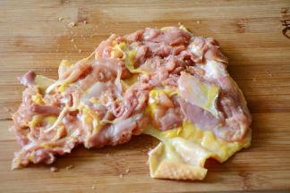 先将鸡腿肉剔骨。