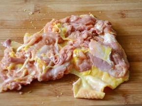 先将鸡腿肉剔骨。