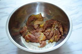 洗干净，抹上少许盐和黑胡椒腌制半小时。