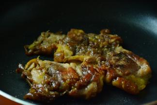 鸡皮朝底小火慢煎20分钟，接着翻面继续小火慢煎至熟透。